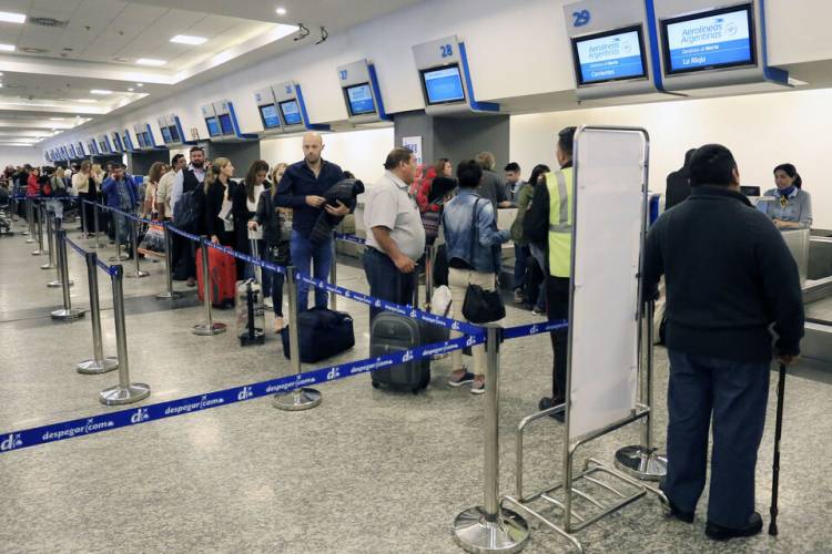 LA PRUEBA DEL ATRASO CAMBIARIO: CAÍDA DEL TURISMO EXTRANJERO Y BOOM DE VIAJES AL EXTERIOR DE ARGENTINOS