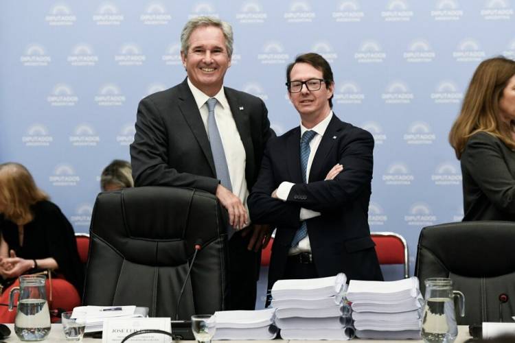 UNA REUNIÓN CON POCA INFORMACIÓN Y LOS OJOS PUESTOS EN LA SESIÓN DE HOY