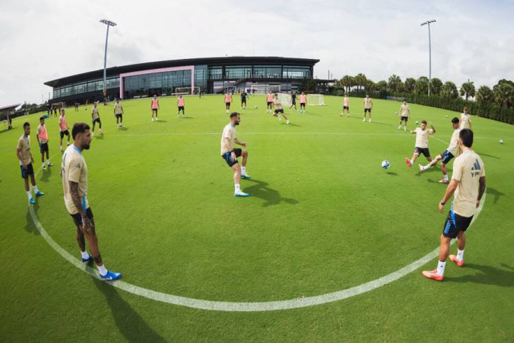 LA SELECCIÓN SE ESCAPÓ DEL HURACÁN PARA ENFRENTAR A VENEZUELA CON MESSI Y UN PAR DE INCÓGNITAS