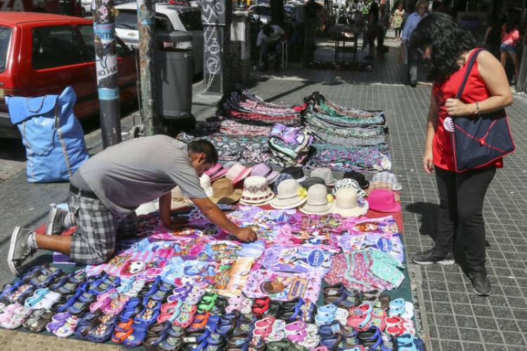 PRESENTAN UN PROYECTO PARA DEFENDER EL TRABAJO DE VENDEDORES AMBULANTES Y PUESTEROS