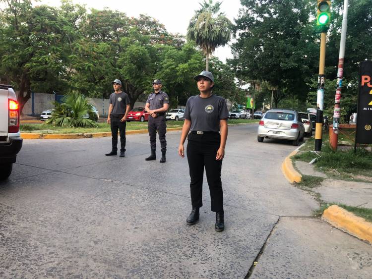 DEVOLVIERON UNA CARTERA EXTRAVIADA A SU PROPIETARIA Y REGULARON EL TRÁNSITO TRAS UN COLECTIVO VARADO EN LAS VÍAS DEL TREN