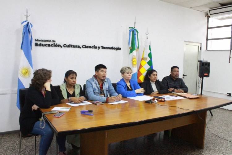 EDUCACIÓN REALIZÓ EL PRIMER FORO DE ALFABETIZADORES DE LOS PUEBLOS ORIGINARIOS