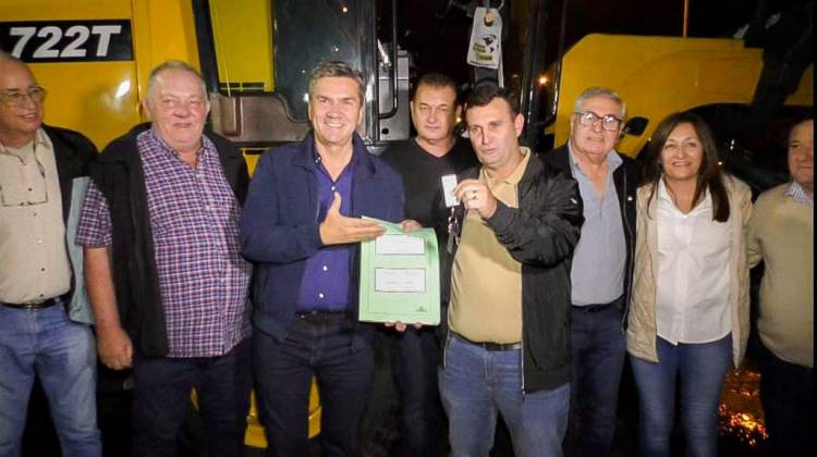 HERMOSO CAMPO: EL GOBERNADOR ZDERO ENTREGÓ UNA MOTONIVELADORA DE ALTA POTENCIA AL CONSORCIO CAMINERO Nº42