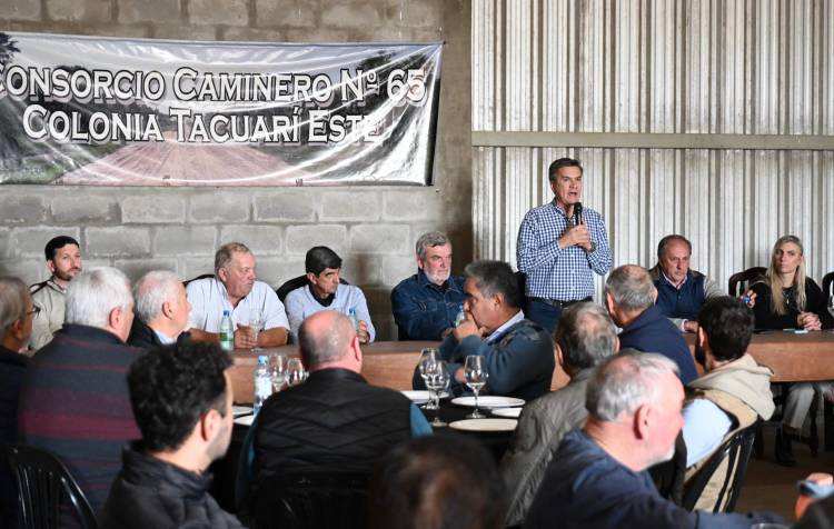 ESTE SÁBADO: SE ENTREGÓ UNA NUEVA MAQUINARIA PARA EL CONSORCIO CAMINERO N°65 "TACUARÍ ESTE" DE PUERTO VILELAS