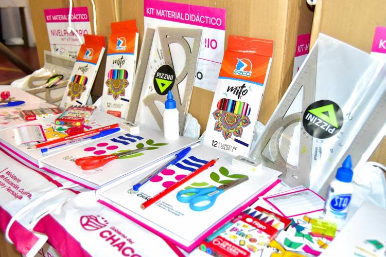 LAS GARCITAS: EL GOBERNADOR ZDERO RATIFICÓ LA POLÍTICA EDUCATIVA CON LAS ENTREGAS DE ELEMENTOS DEPORTIVOS Y DE ÚTILES A ESCUELAS DE ESA REGIÓN   