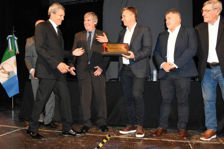 MODERNIZACIÓN CATASTRAL: EL GOBERNADOR ZDERO ENCABEZÓ CAPACITACIÓN Y HOMENAJE AL AGRIMENSOR CARLOS DIEZ