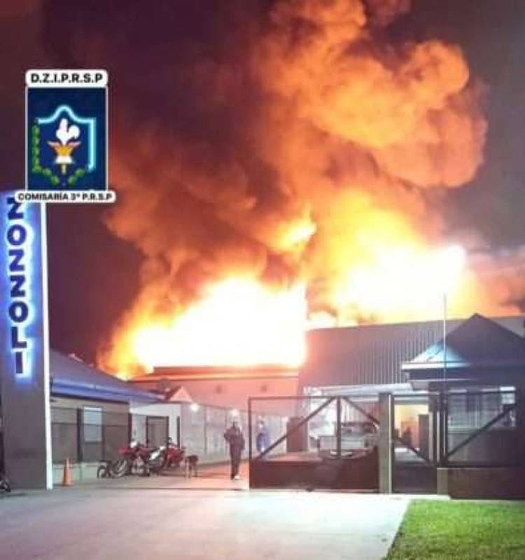 SÁENZ PEÑA: IMPACTANTE INCENDIO EN LA RECONOCIDA FÁBRICA DE COLCHONES DE LA EMPRESA ZOZZOLI